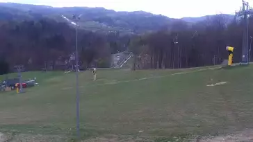 Widok na górny odcinek trasy zjazdowej i kolej linową w Nowej Osadzie w Wiśle.