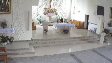 Kamera z widokiem na ołtarz w Parafii Św. Alberta Szówsko