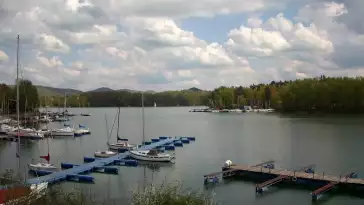 Widok na zacumowane żaglówki nad Jeziorem Solińskim