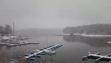 Widok na zacumowane żaglówki nad Jeziorem Solińskim