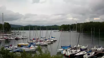 Widok na zacumowane żaglówki nad Jeziorem Solińskim