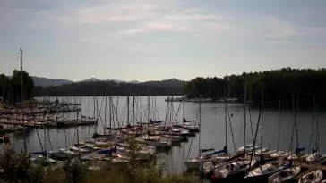 Widok na zacumowane żaglówki nad Jeziorem Solińskim
