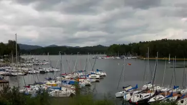 Widok na zacumowane żaglówki nad Jeziorem Solińskim