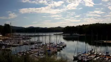 Widok na zacumowane żaglówki nad Jeziorem Solińskim