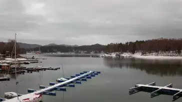 Widok na zacumowane żaglówki nad Jeziorem Solińskim