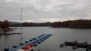 Widok na zacumowane żaglówki nad Jeziorem Solińskim