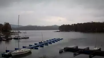 Widok na zacumowane żaglówki nad Jeziorem Solińskim