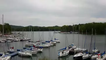Widok na zacumowane żaglówki nad Jeziorem Solińskim
