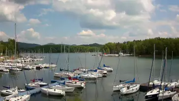 Widok na zacumowane żaglówki nad Jeziorem Solińskim