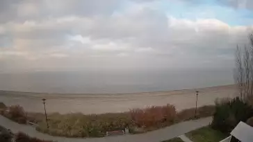 Widok na Promenadę i Plażę w REWIE. Sporty wodne Zatoka Pucka