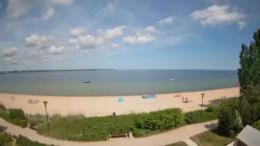 Widok na Promenadę i Plażę w REWIE. Sporty wodne Zatoka Pucka