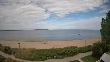 Widok na Promenadę i Plażę w REWIE. Sporty wodne Zatoka Pucka