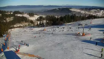 Obraz z kamery na żywo na stację narciarską Rusin-ski oraz panoramę Tatr.