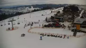 Obraz z kamery na żywo na stację narciarską Rusin-ski oraz panoramę Tatr.