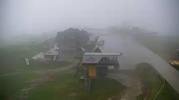 Obraz z kamery na żywo na stację narciarską Rusin-ski oraz panoramę Tatr.