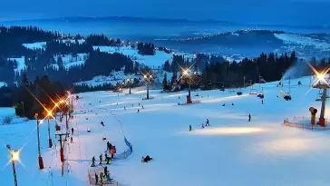Obraz z kamery na żywo na stację narciarską Rusin-ski oraz panoramę Tatr.