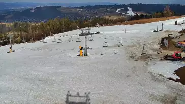 Obraz z kamery na żywo na stację narciarską Rusin-ski oraz panoramę Tatr.
