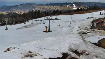 Obraz z kamery na żywo na stację narciarską Rusin-ski oraz panoramę Tatr.