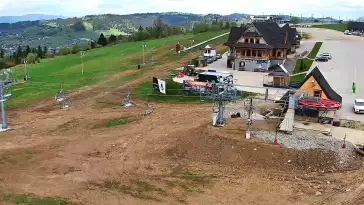 Obraz z kamery na żywo na stację narciarską Rusin-ski oraz panoramę Tatr.