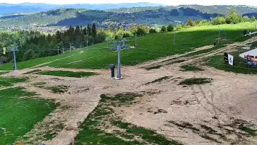 Obraz z kamery na żywo na stację narciarską Rusin-ski oraz panoramę Tatr.