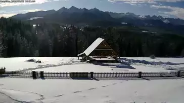 Kamera prezentuje ujęcie na Tatry.