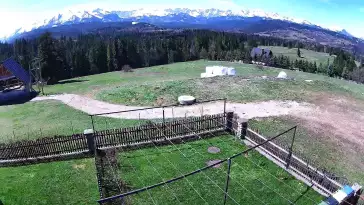 Kamera prezentuje ujęcie na Tatry.