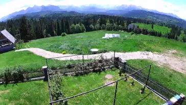 Kamera prezentuje ujęcie na Tatry.