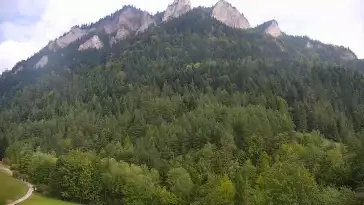 Widok na żywo na panoramę Sromowców Niżnych i rzekę Dunajec