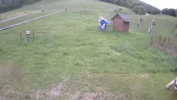Widok z dolnej stacji wyciągu Siepraw-Ski stok.