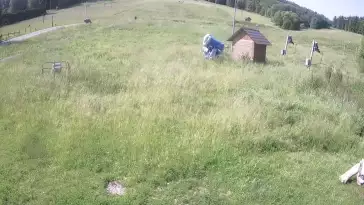 Widok z dolnej stacji wyciągu Siepraw-Ski stok.