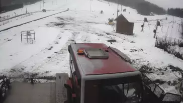 Widok z dolnej stacji wyciągu Siepraw-Ski stok.