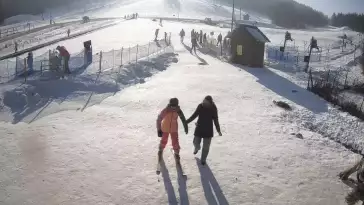 Widok z dolnej stacji wyciągu Siepraw-Ski stok.