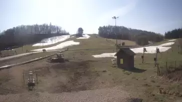 Widok z dolnej stacji wyciągu Siepraw-Ski stok.