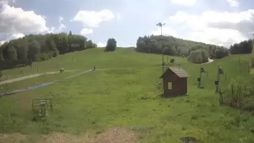 Widok z dolnej stacji wyciągu Siepraw-Ski stok.