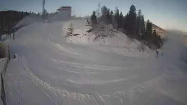 Zdjęcie z kamery na górną stację w ośrodku narciarskim Skolnity ski w Wiśle.