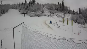 Widok na trasy zjazdowe w stacji narciarskiej Skolnity w Wiśle