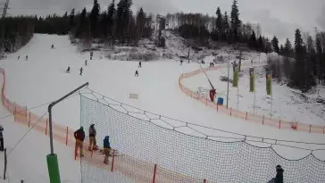 Widok na trasy zjazdowe w stacji narciarskiej Skolnity w Wiśle