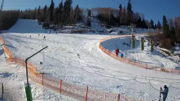 Widok na trasy zjazdowe w stacji narciarskiej Skolnity w Wiśle