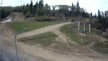 Widok na trasy zjazdowe w stacji narciarskiej Skolnity w Wiśle