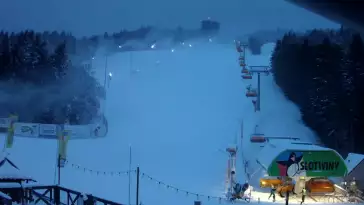 Widok na wieżę widokową znajdującą się na szczycie góry w Krynicy Zdroju