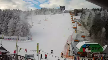 Widok na wieżę widokową znajdującą się na szczycie góry w Krynicy Zdroju