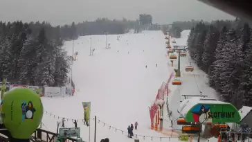 Widok na wieżę widokową znajdującą się na szczycie góry w Krynicy Zdroju