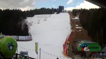 Widok na wieżę widokową znajdującą się na szczycie góry w Krynicy Zdroju