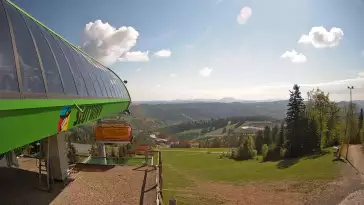 Widok na stok narciarski i kolej z górnej stacji kompleksu Słotwiny Arena w Krynicy