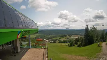 Widok na stok narciarski i kolej z górnej stacji kompleksu Słotwiny Arena w Krynicy