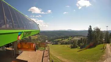 Widok na stok narciarski i kolej z górnej stacji kompleksu Słotwiny Arena w Krynicy