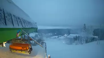 Widok na stok narciarski i kolej z górnej stacji kompleksu Słotwiny Arena w Krynicy