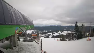 Widok na stok narciarski i kolej z górnej stacji kompleksu Słotwiny Arena w Krynicy