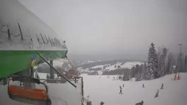 Widok na stok narciarski i kolej z górnej stacji kompleksu Słotwiny Arena w Krynicy