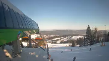 Widok na stok narciarski i kolej z górnej stacji kompleksu Słotwiny Arena w Krynicy